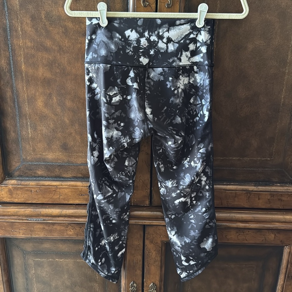 Lululemon Sheer Stripe Leggings - Picture 10 of 10